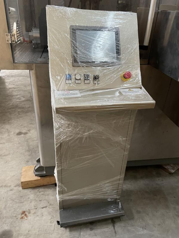 ISBM Line = Injection stretch blow moulding, Streckblasmaschine für Einweg-PET Flaschen  aus Preform