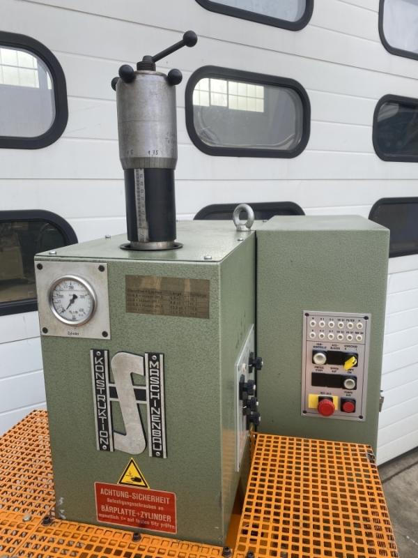 Einständer - Hydraulikpresse mit Rundtakttisch