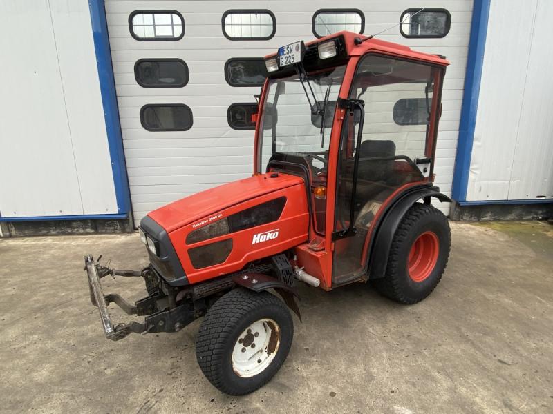 Kommunalschlepper, Traktor mit Kehrmaschine und Schneeräumschild für Winterdienst Kommunalschlepper, Traktor mit Kehrmaschine und Schneeräumschild für Winterdienst