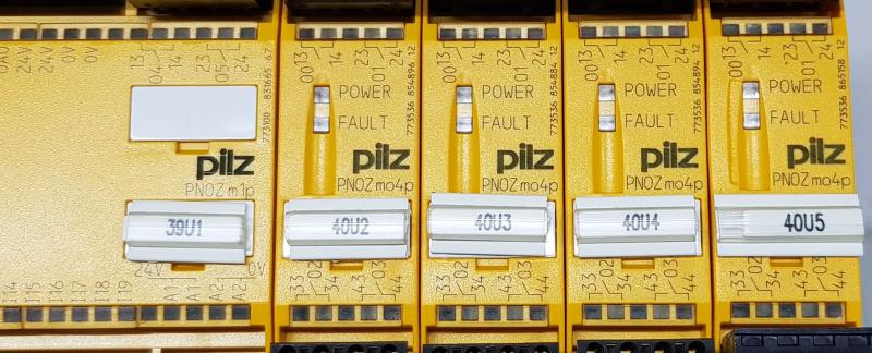 Konfigurierbare sichere Kleinsteuerung, Basisgerät mit Erweiterungen und Profibus Modul