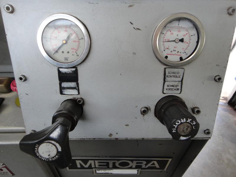 Säulengeführter Bandsäge Halbautomat bis Ø 380 mm mit Bündelspanneinrichtung und Materialanschlag