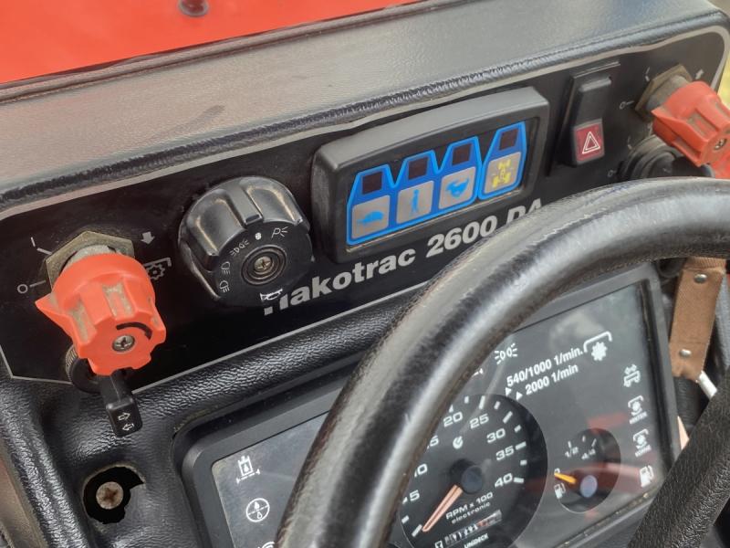 Kommunalschlepper, Traktor mit Kehrmaschine und Schneeräumschild für Winterdienst Kommunalschlepper, Traktor mit Kehrmaschine und Schneeräumschild für Winterdienst