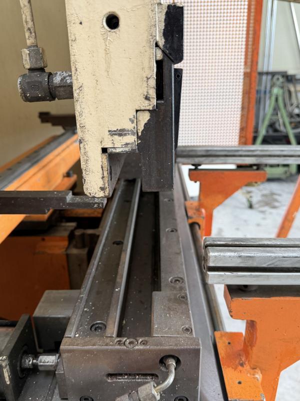 CNC Abkantpresse (DEFEKT) 80 ton., Tischbreite 1300 mm, Hydraulikpresse