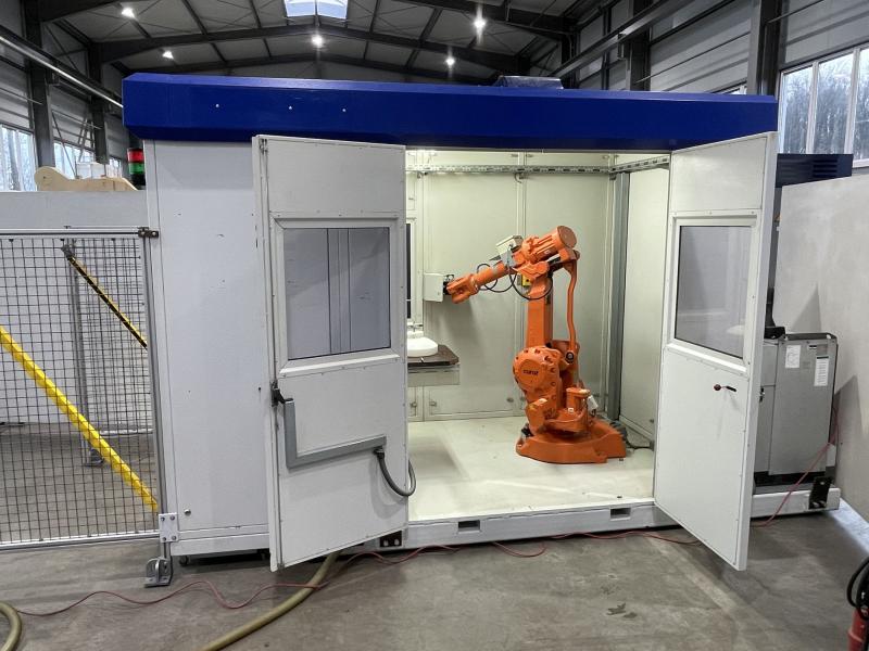 Flexible Fräszelle mit 6-Achsen Industrieroboter, Roboter Fräsanlage mit 2 Arbeitsplätzen