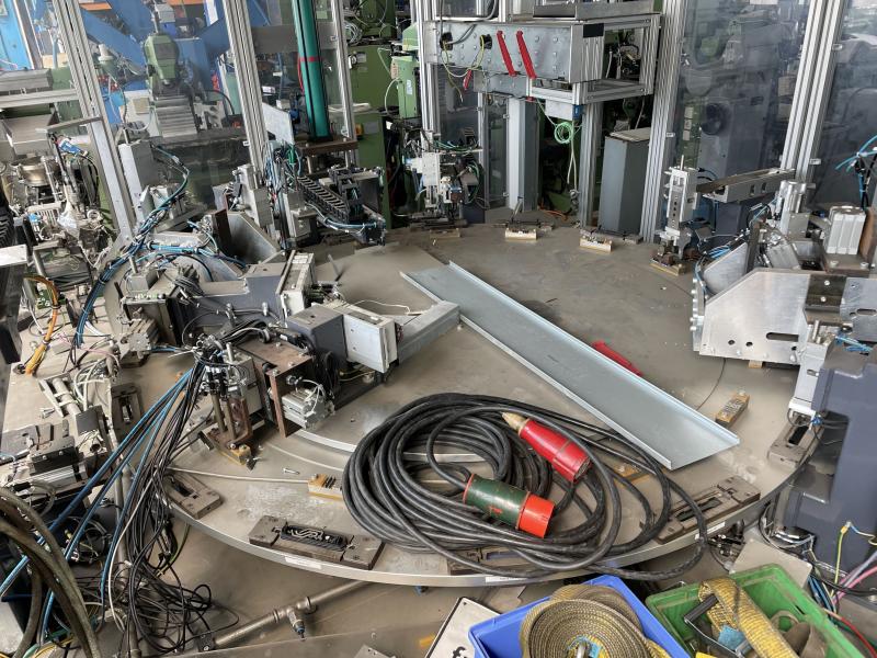 Rundtaktautomat + Hydraulikpresse TOX + Rundschalttisch, Rundtakttisch mit 16 Stationen