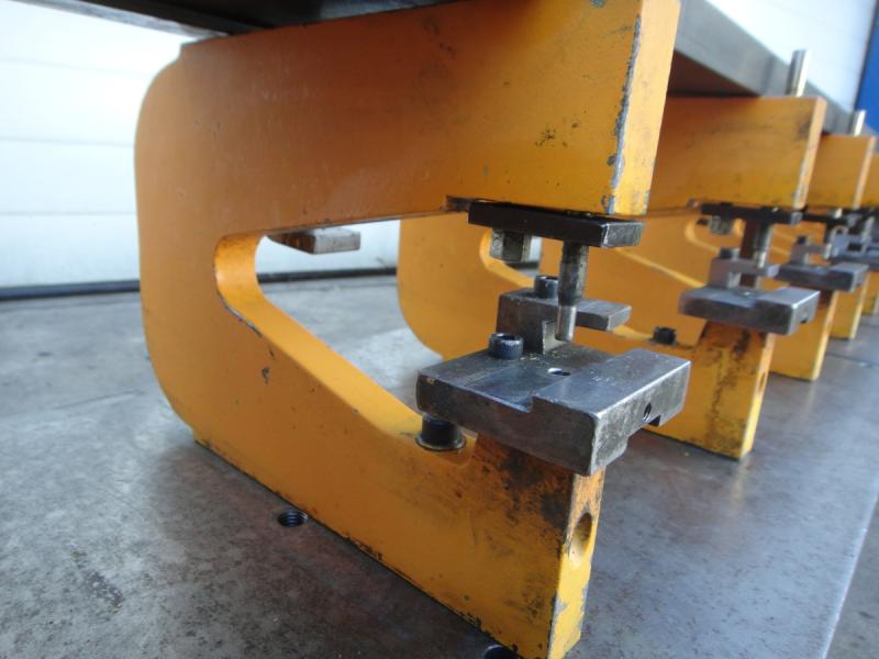 11 Stück Stanzbügel - Stanzwerkzeug mit Linar eingebauten Stanzbügeln, Stanzeinheit