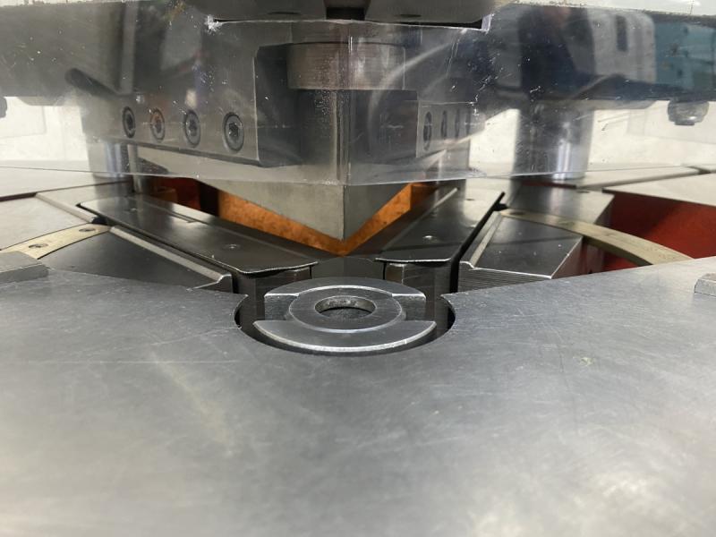 Hydr. Ausklinkmaschine mit Winkelverstellung