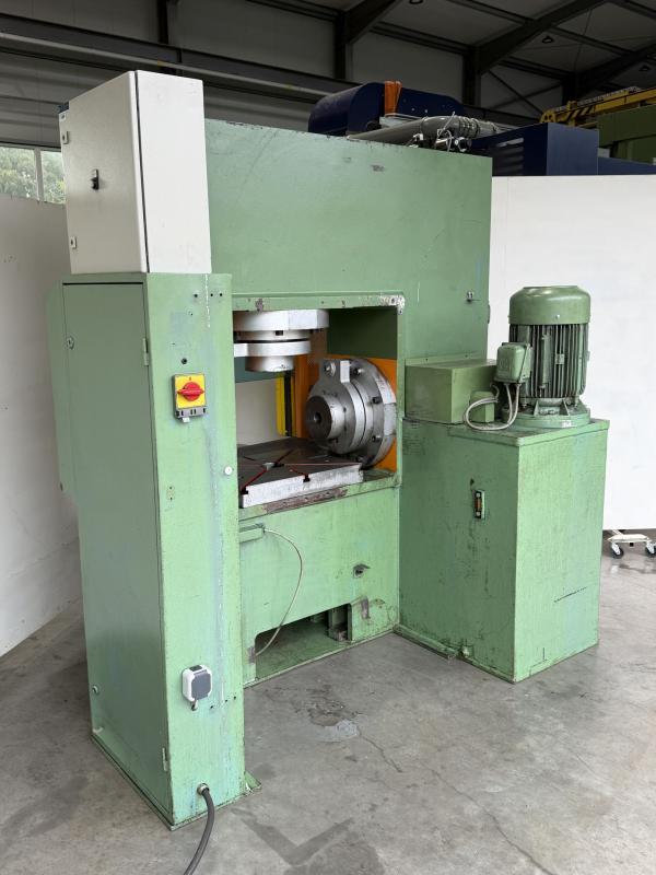 Doppelständer - Hydraulikpresse mit zusätzlichen Seitenzylinder Vertikal + Horizontal je 100 ton.
