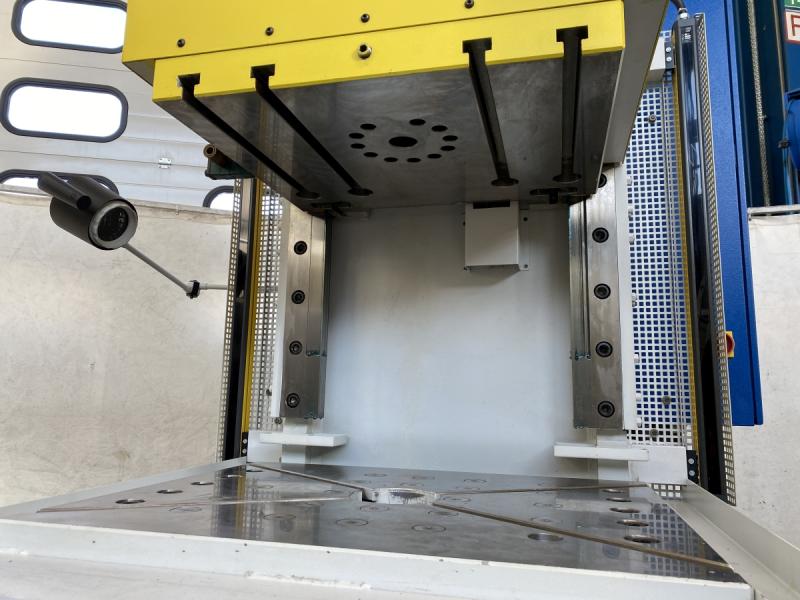 Einständer - Hydraulikpresse mit Ziehkissen