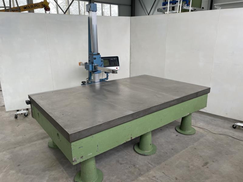 Messmaschine mit handgeführten Messarm Mess- und Anreißplatte Stahlguß-Grauguß stark verrippt Messmaschine mit handgeführten Messarm Mess- und Anreißplatte Stahlguß-Grauguß stark verrippt