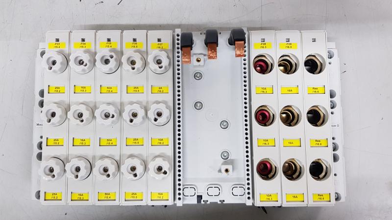 3 Phasen Neozed Sicherungssockel auf Stromschiene mit Einspeiseblock und Sicherungselementen 