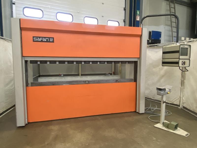 Servo Abkantpresse, Gesenkbiegemaschine mit 4-Achsen CNC Steuerung Servo Abkantpresse, Gesenkbiegemaschine mit 4-Achsen CNC Steuerung