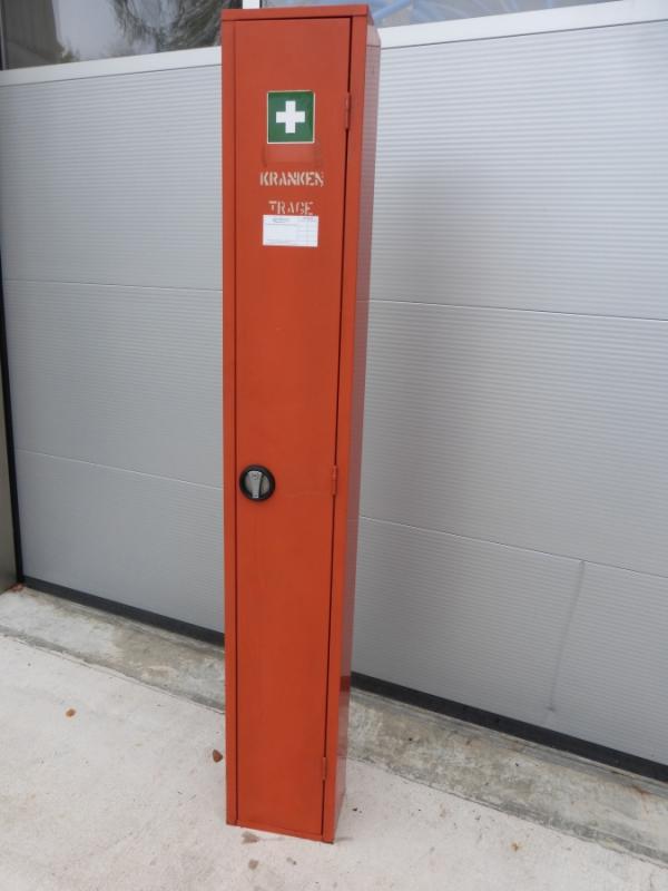Erste Hilfe Schrank mit Krankentrage