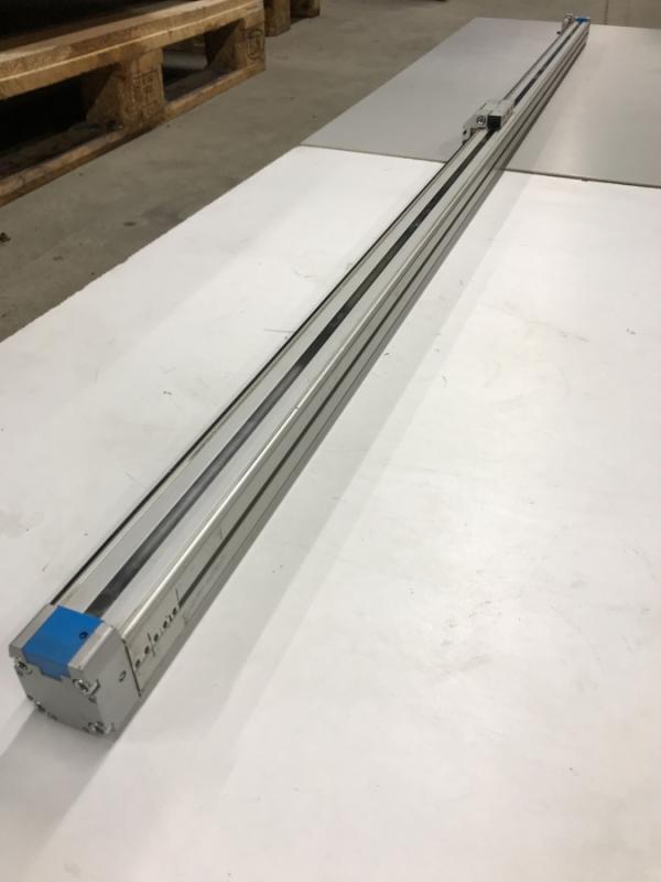 Linearantrieb, kolbenstangenloser Pneumatikzylinder