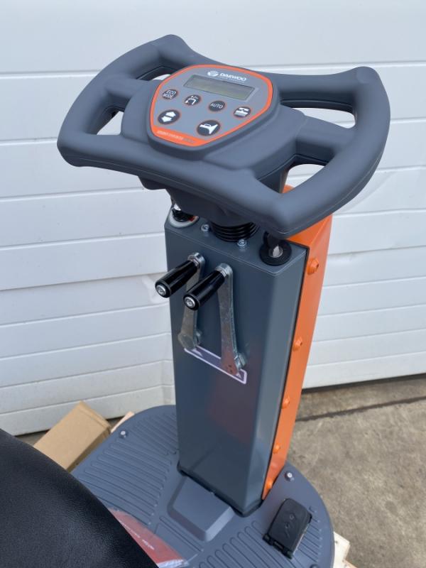 Neue akkubetriebene Aufsitz-Scheuersaugmaschine, Scheuersaugmaschine, Bodenreinigungsmaschine