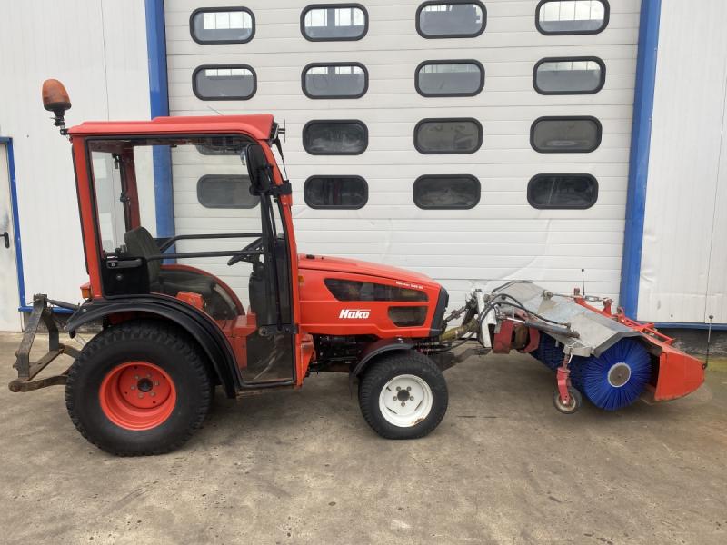 Kommunalschlepper, Traktor mit Kehrmaschine und Schneeräumschild für Winterdienst Kommunalschlepper, Traktor mit Kehrmaschine und Schneeräumschild für Winterdienst