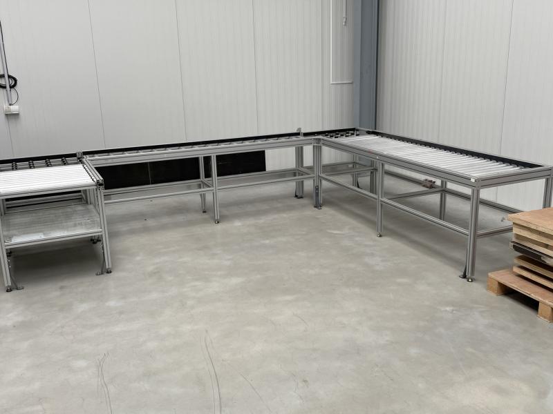 Montagelinie mit Rollenbahn aus Aluminium-Systemprofil und INTERROLL Metallrollen Montagelinie mit Rollenbahn aus Aluminium-Systemprofil und INTERROLL Metallrollen