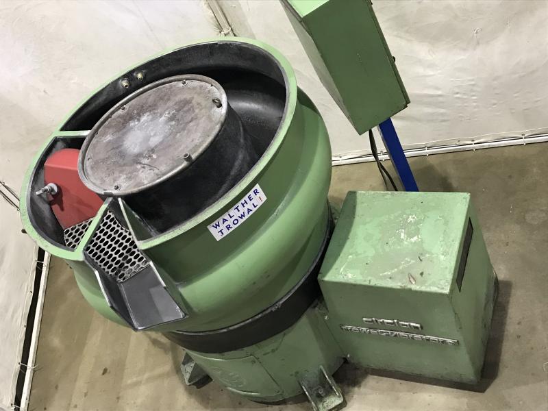 Rundtrogvibrations-Gleitschleifanlage, Vibrationsbehälter