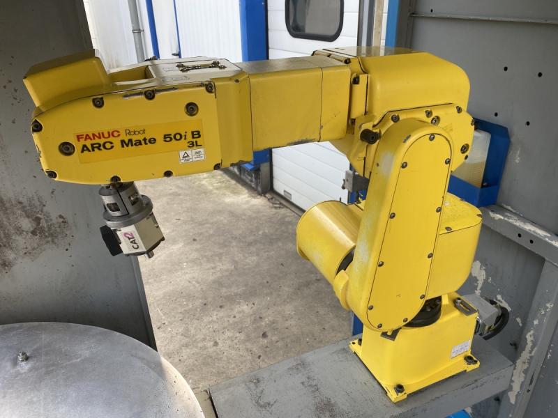 Schweißzelle mit 6-Achsen Industrieroboter FANUC ARC Mate Roboter Schweißanlage mit 2 Schweißplätzen Schweißzelle mit 6-Achsen Industrieroboter FANUC ARC Mate Roboter Schweißanlage mit 2 Schweißplätzen