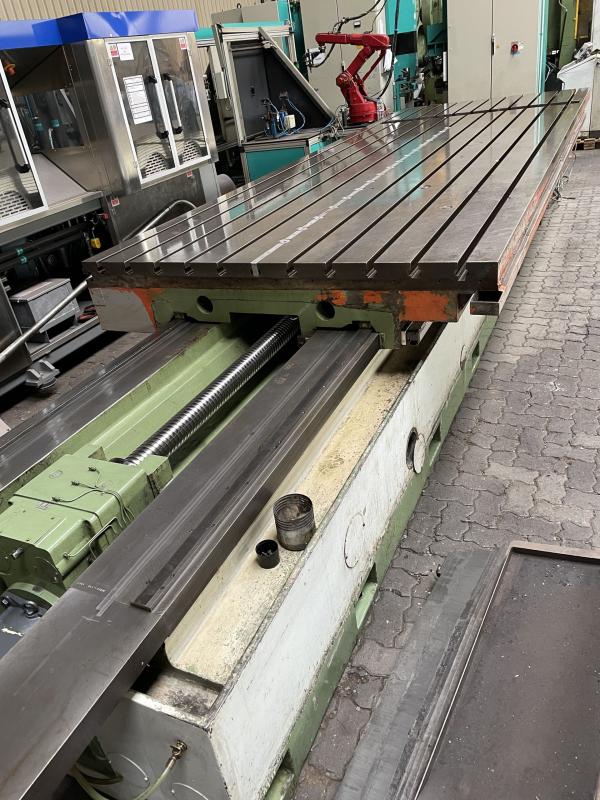 Tischeinheit von einer Portalfräsmaschine, Aufspannplatte mit T-Nuten aus Stahlguß-Grauguß