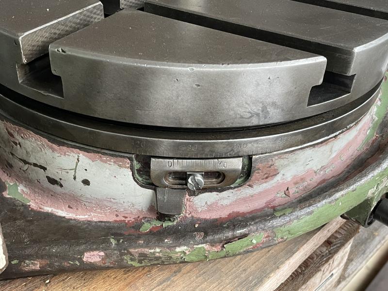 Reparaturbedürftiger Rundteiltisch mit Kurbel und Skala am Rundtisch zum direkten Teilen - DEFEKT