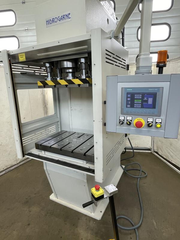 Einständer - Hydraulikpresse mit Ziehkissen Einständer - Hydraulikpresse mit Ziehkissen