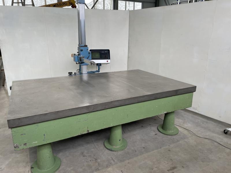 Messmaschine mit handgeführten Messarm Mess- und Anreißplatte Stahlguß-Grauguß stark verrippt