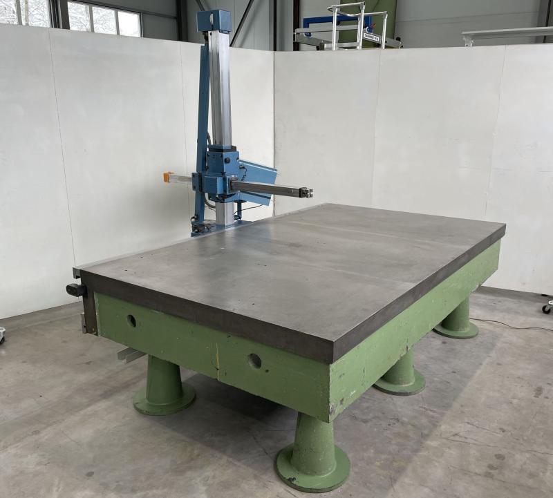 Messmaschine mit handgeführten Messarm Mess- und Anreißplatte Stahlguß-Grauguß stark verrippt Messmaschine mit handgeführten Messarm Mess- und Anreißplatte Stahlguß-Grauguß stark verrippt
