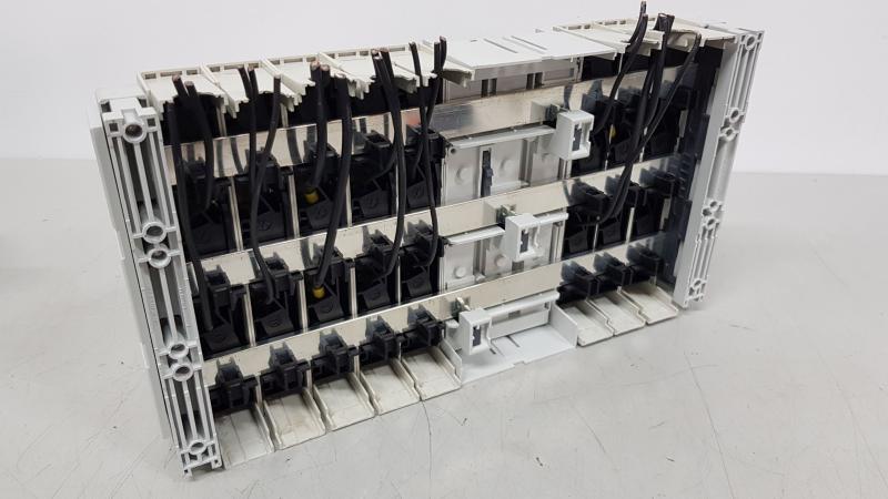 3 Phasen Neozed Sicherungssockel auf Stromschiene mit Einspeiseblock und Sicherungselementen 