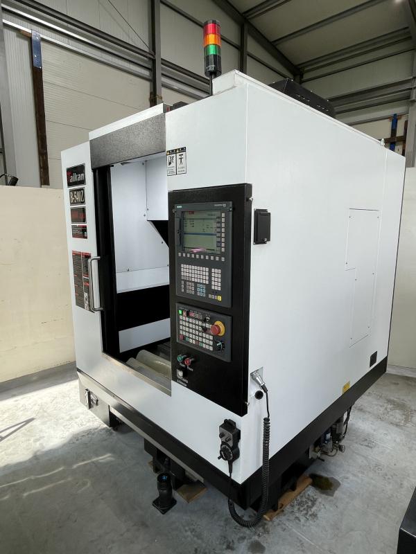 Neuwertiges CNC Vertikal Bearbeitungszentrum, Fräsmaschine