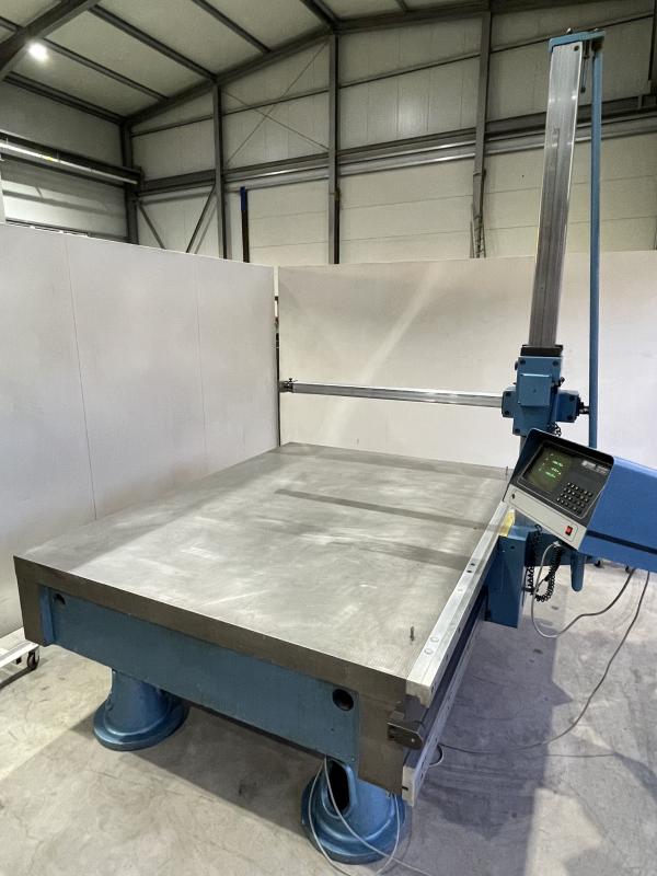 Messmaschine mit handgeführten Messarm, Mess- und Anreißplatte Stahlguß-Grauguß stark verrippt