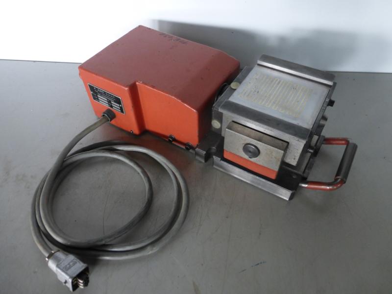 Hinterschleifgerät mit Permanentmagnetspannplatte Hinterschleifgerät mit Permanentmagnetspannplatte
