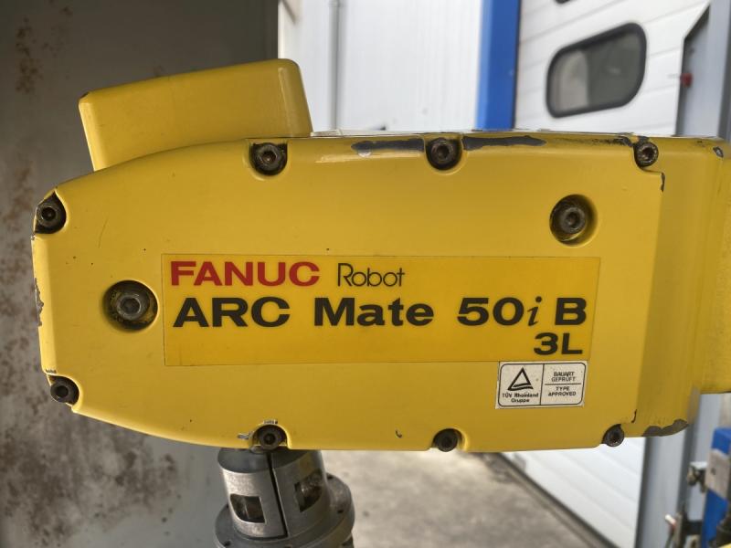 Schweißzelle mit 6-Achsen Industrieroboter FANUC ARC Mate Roboter Schweißanlage mit 2 Schweißplätzen Schweißzelle mit 6-Achsen Industrieroboter FANUC ARC Mate Roboter Schweißanlage mit 2 Schweißplätzen
