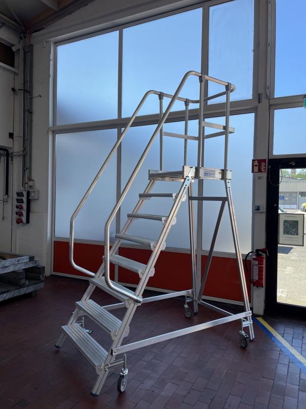 Fahrbare Podestleiter, Plattformtreppe