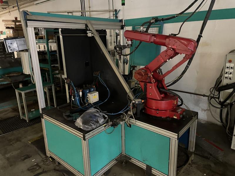 Schweißzelle mit 6-Achsen Industrieroboter, Schweißroboter Roboter Schweißanlage mit 2 Schweißplätzen