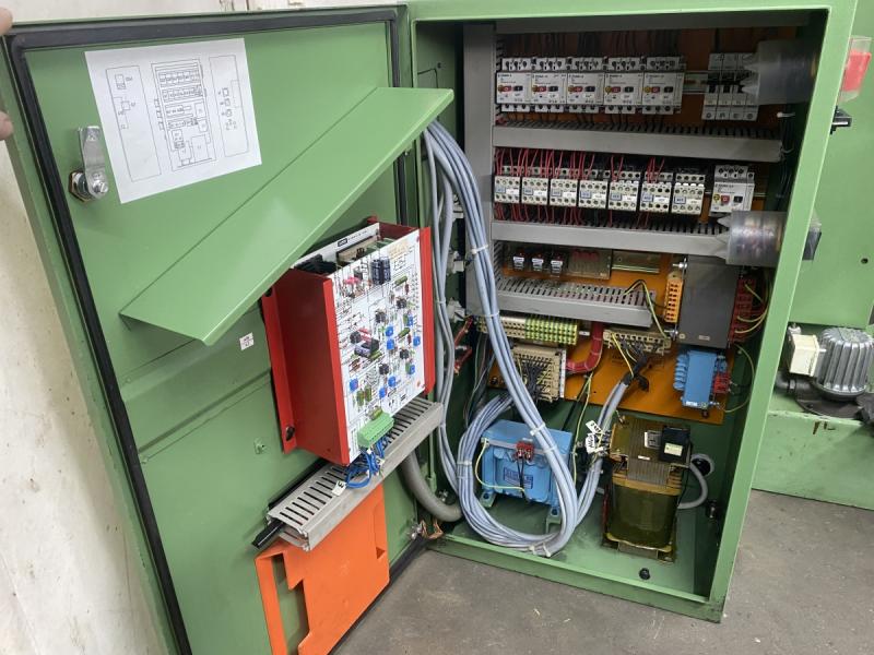 Univ. Werkzeugfräsmaschine mit Aktiv-Digitalanzeige