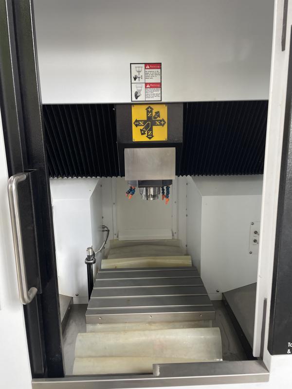 Neuwertiges CNC Vertikal Bearbeitungszentrum, Fräsmaschine