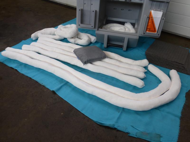 Gefahrstoffset, Leckage-Notfall-Set DENIOS im Transportwagen mit Saugkissen für Flüssigkeiten