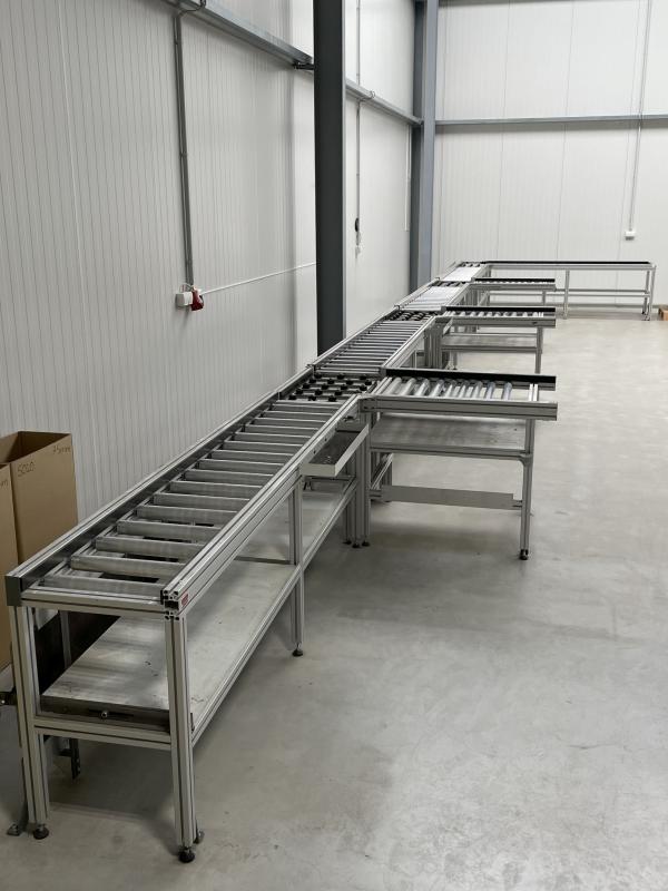 Montagelinie mit Rollenbahn aus Aluminium-Systemprofil und INTERROLL Metallrollen Montagelinie mit Rollenbahn aus Aluminium-Systemprofil und INTERROLL Metallrollen